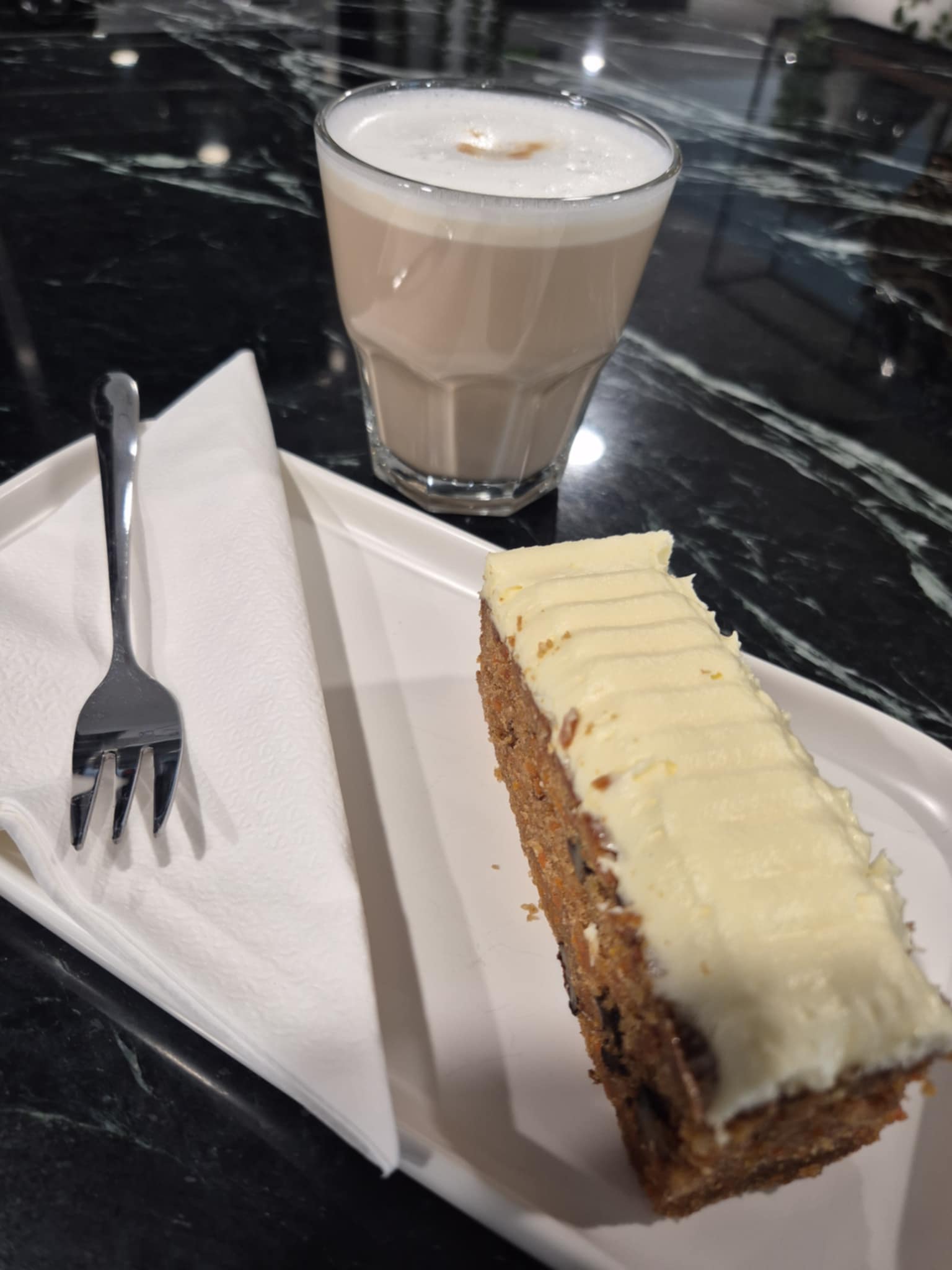 Carrot cake and a latte at Mojo Bliss